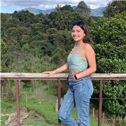 Estudiante del area de la salud imparte clases de biologia a niños de todas las edades